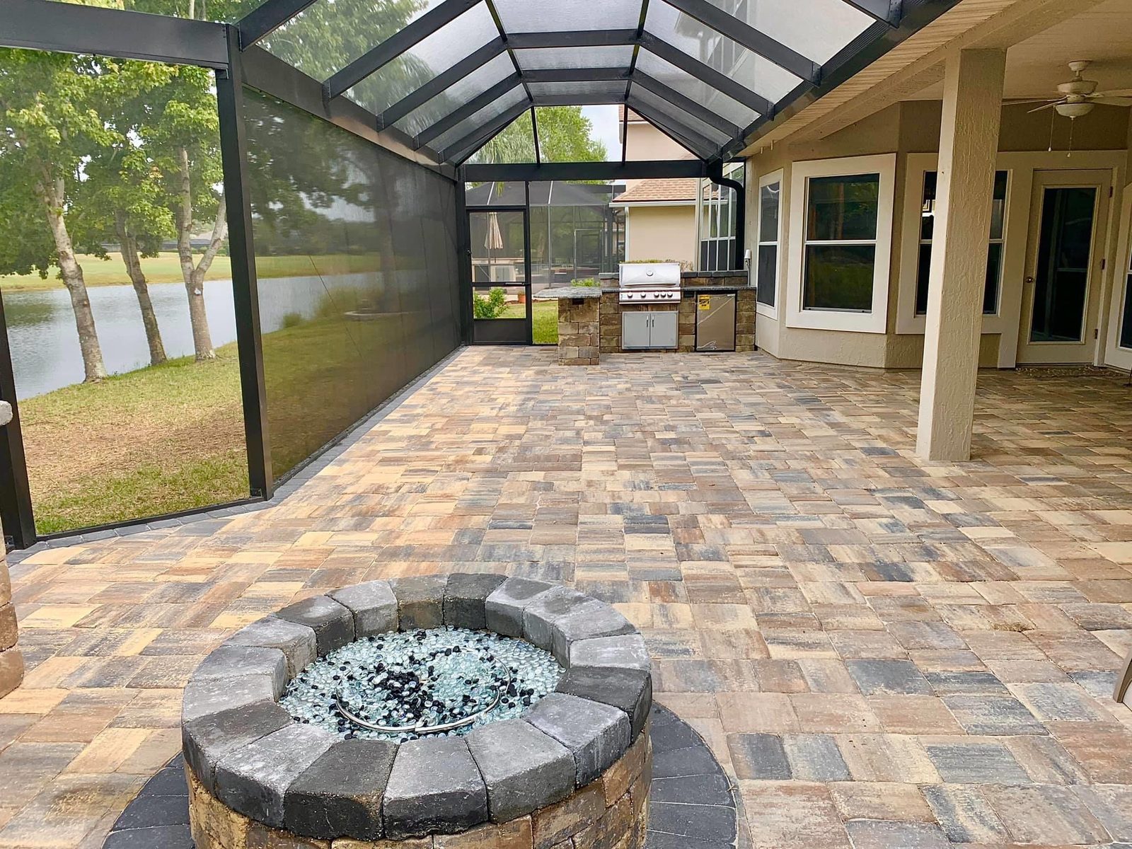 Lakeside Screen Enclosure · Fire Pit & Kitchen